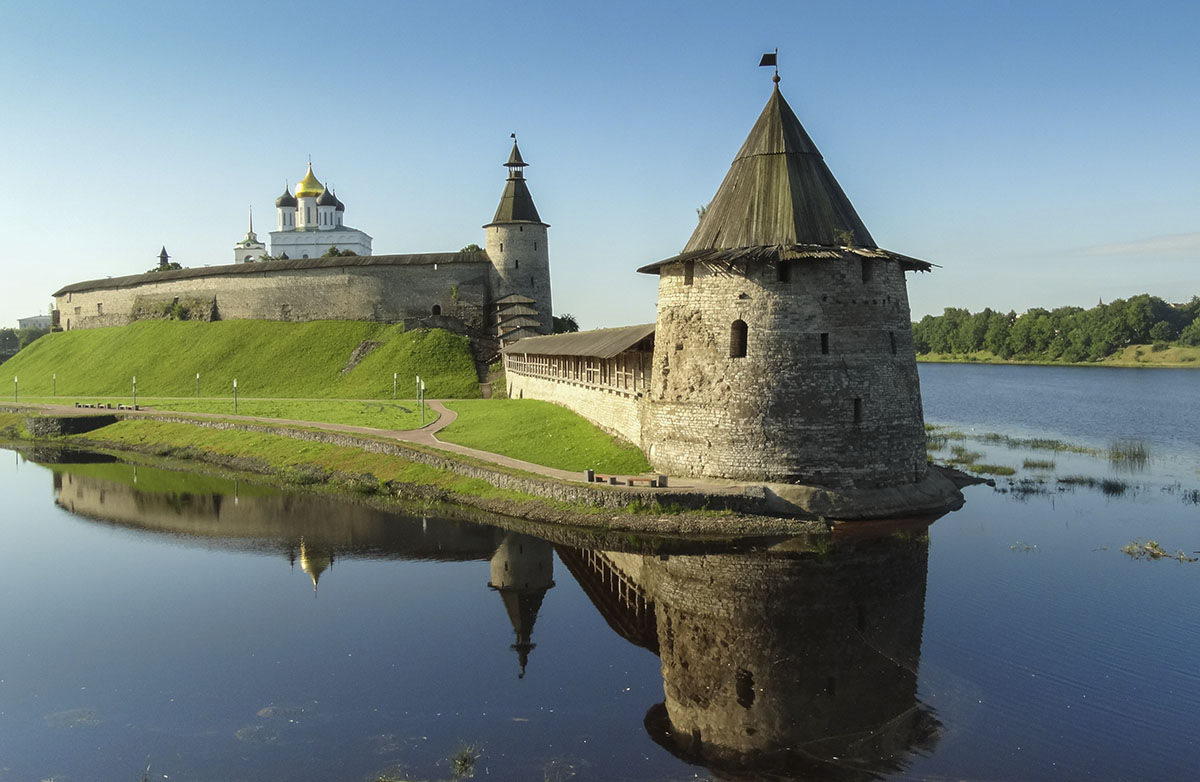 Псков сообщение. Псковский Кремль Псков Архитектор. Псковский Кремль кром. Каменный Кремль в Пскове. Псков 11 век.