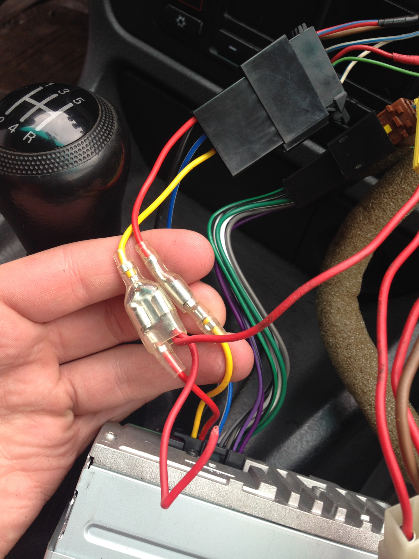 Проводка на задние динамики патриот. Штекер соединения динамика газель бизнес. Динамики овалы нива шевроле штатная. Провода на задние колонки. Подключение задних динамиков.