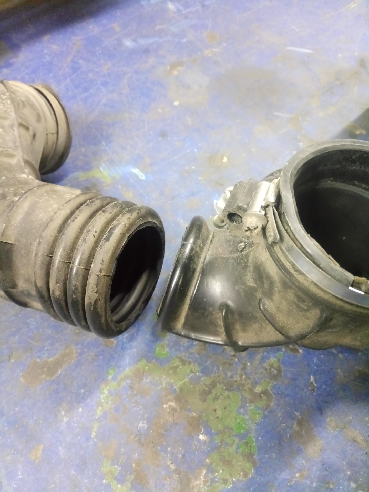 Сломался патрубок воздушного фильтра — Toyota Avensis II, 2,4 л, 2007 ...