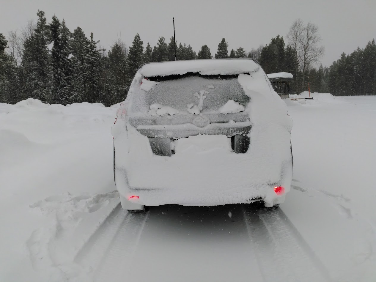 Снежок номер 2. Задняя часть машины в снегу. Номер в снегу. Машина, которая закидывает снег в самосвал. Сел задней частью на сугроб GLC.
