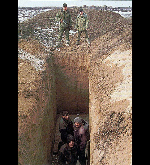 Скидывают в яму. Расстрелянные люди в Чечне.