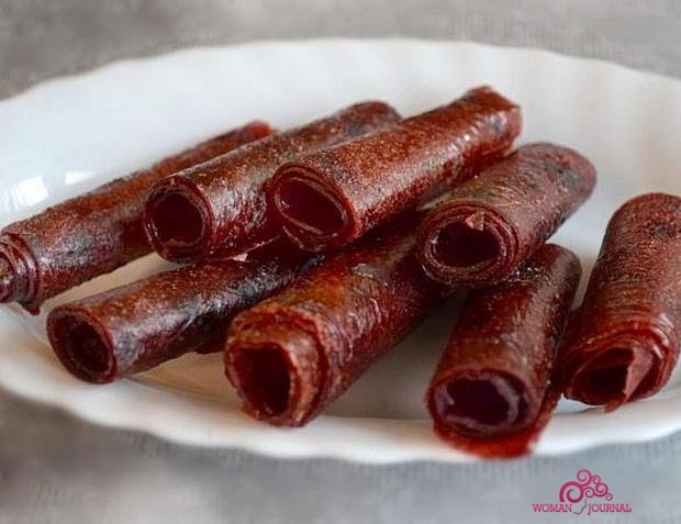 Яблочная пастила в духовке. Пастила из яблок. Пастила половинка. Пастила из бананов в духовке. Пастила из красной смородины в электросушилке.