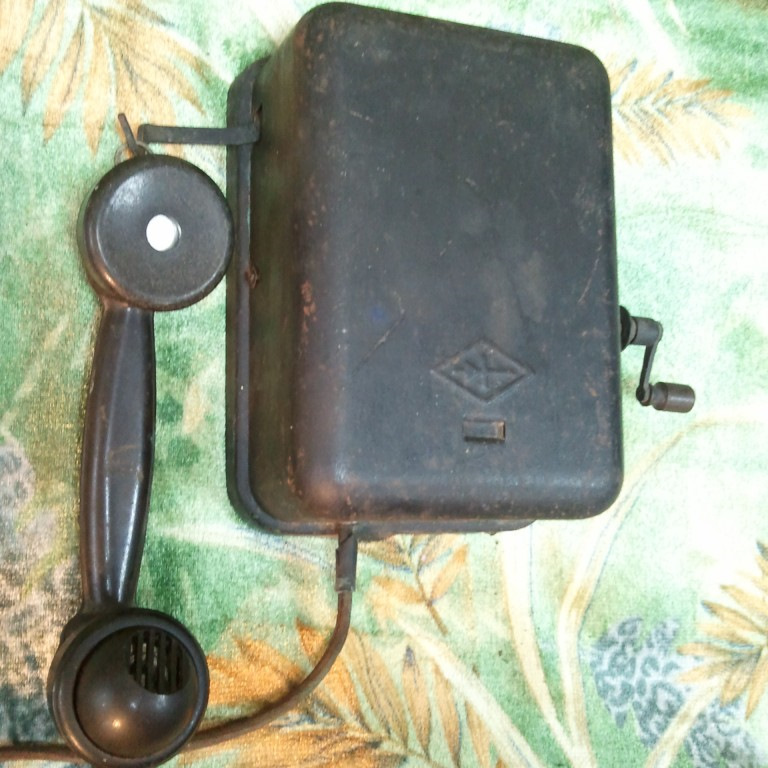 Военные советские телефоны. Старый телефонный аппарат. Настенный телефонный аппарат. Советский телефонный аппарат. Телефонный аппарат с ручкой.