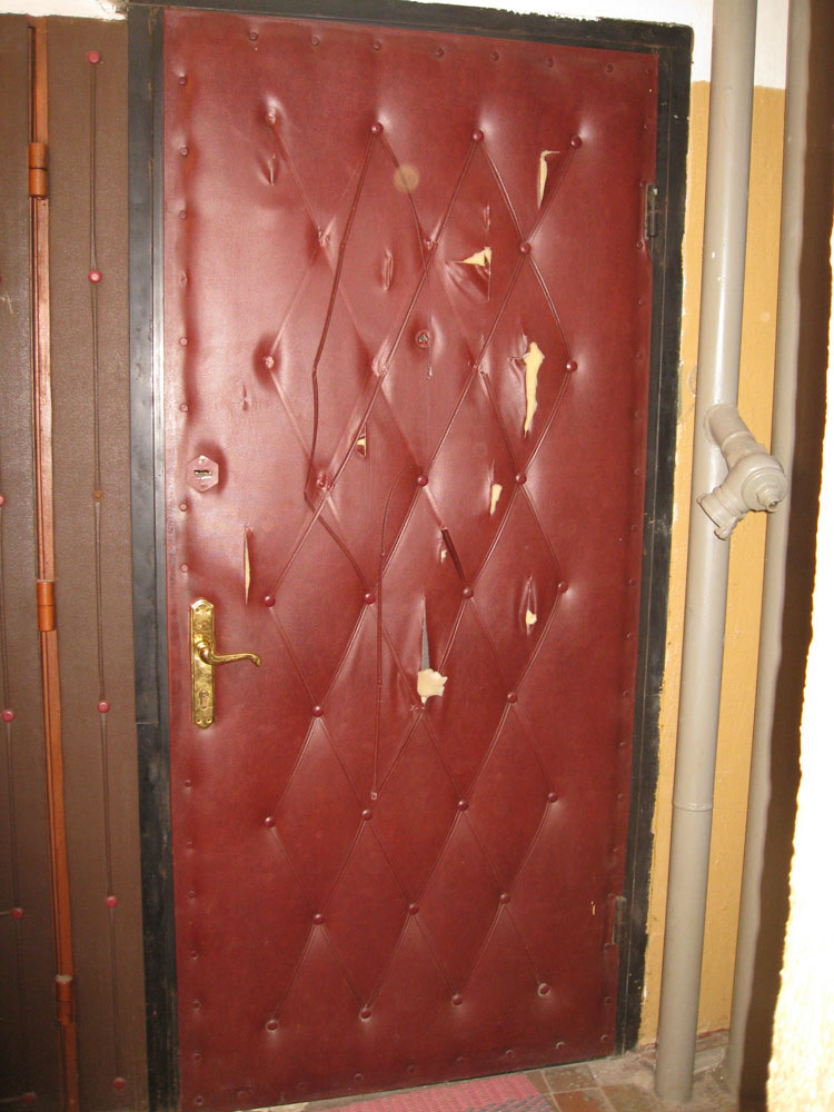 Чем можно обшить дверь. Обшивка деревянной двери. Обивка металлических дверей. Обивка входной двери дермантином. Обивка металлических дверей дермантином.