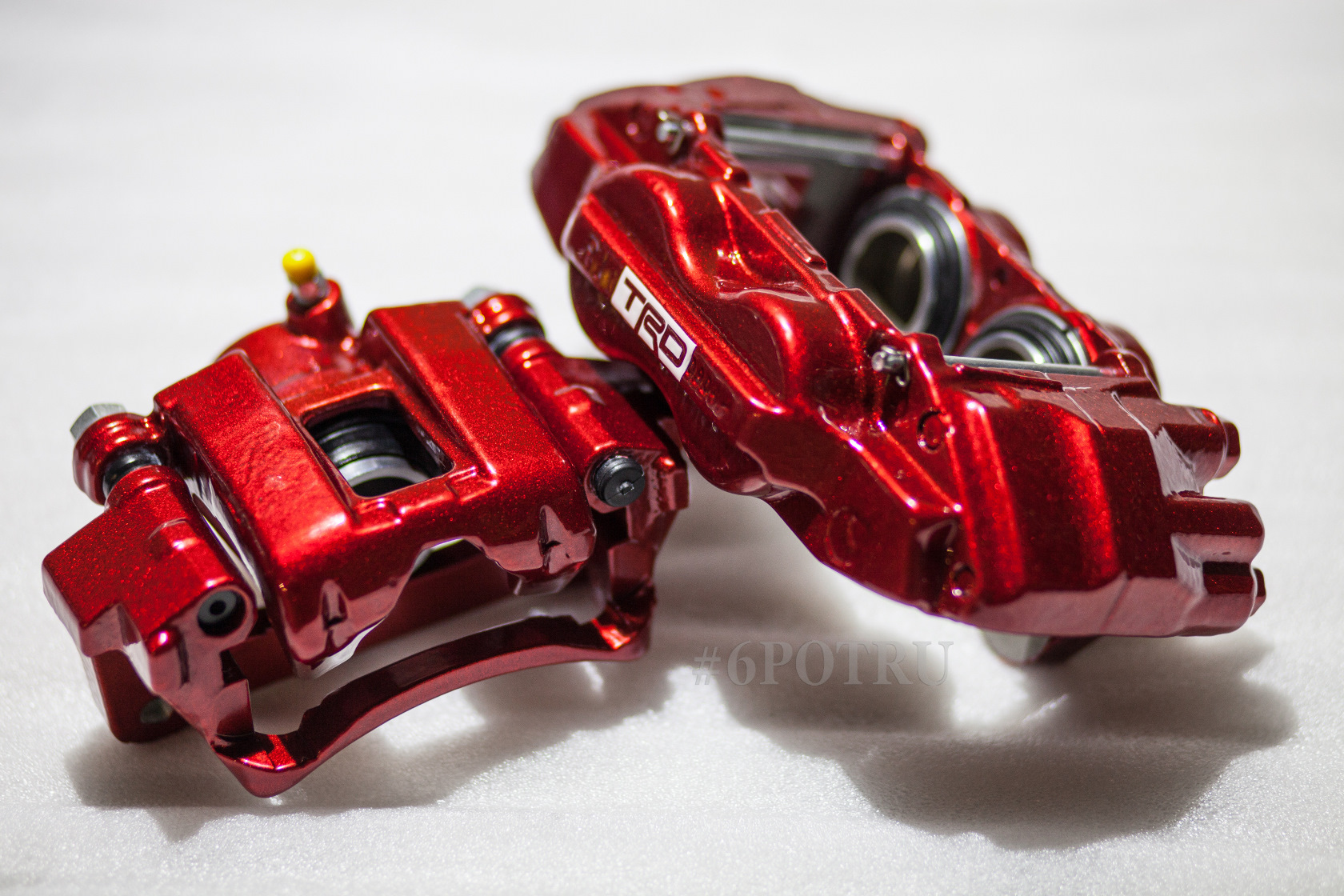 Покраска суппортов порошком. Суппорта крашенные amg. Золотые суппорта амг. Крашенные суппорта. Суппорта амг мерседес.