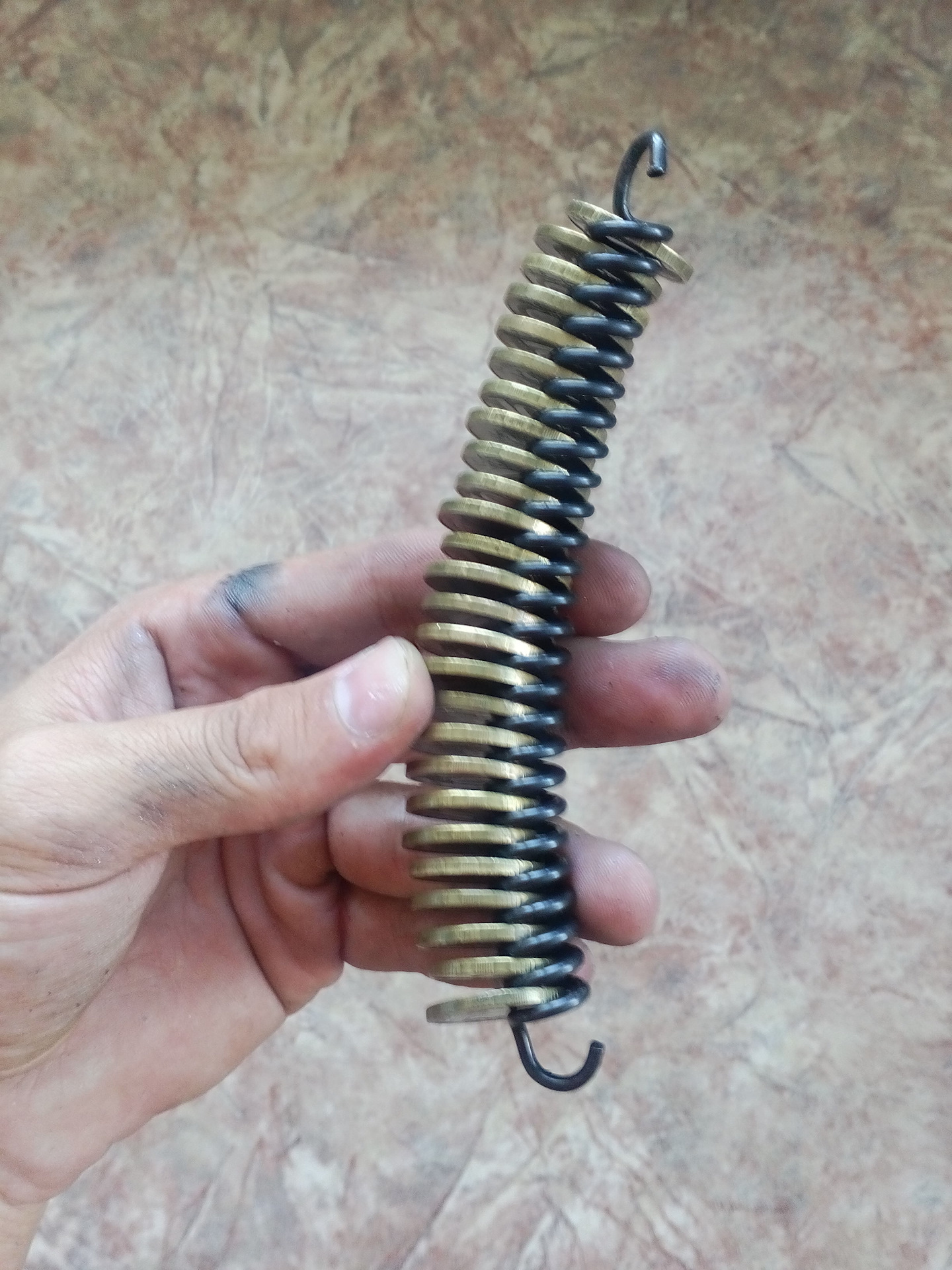 Как натянуть пружинку. Как натянуть пружинку. Поводок с пружиной. Приспособление для натяжки пружины на тельфере. Пружина для щетки стеклоочистителя.