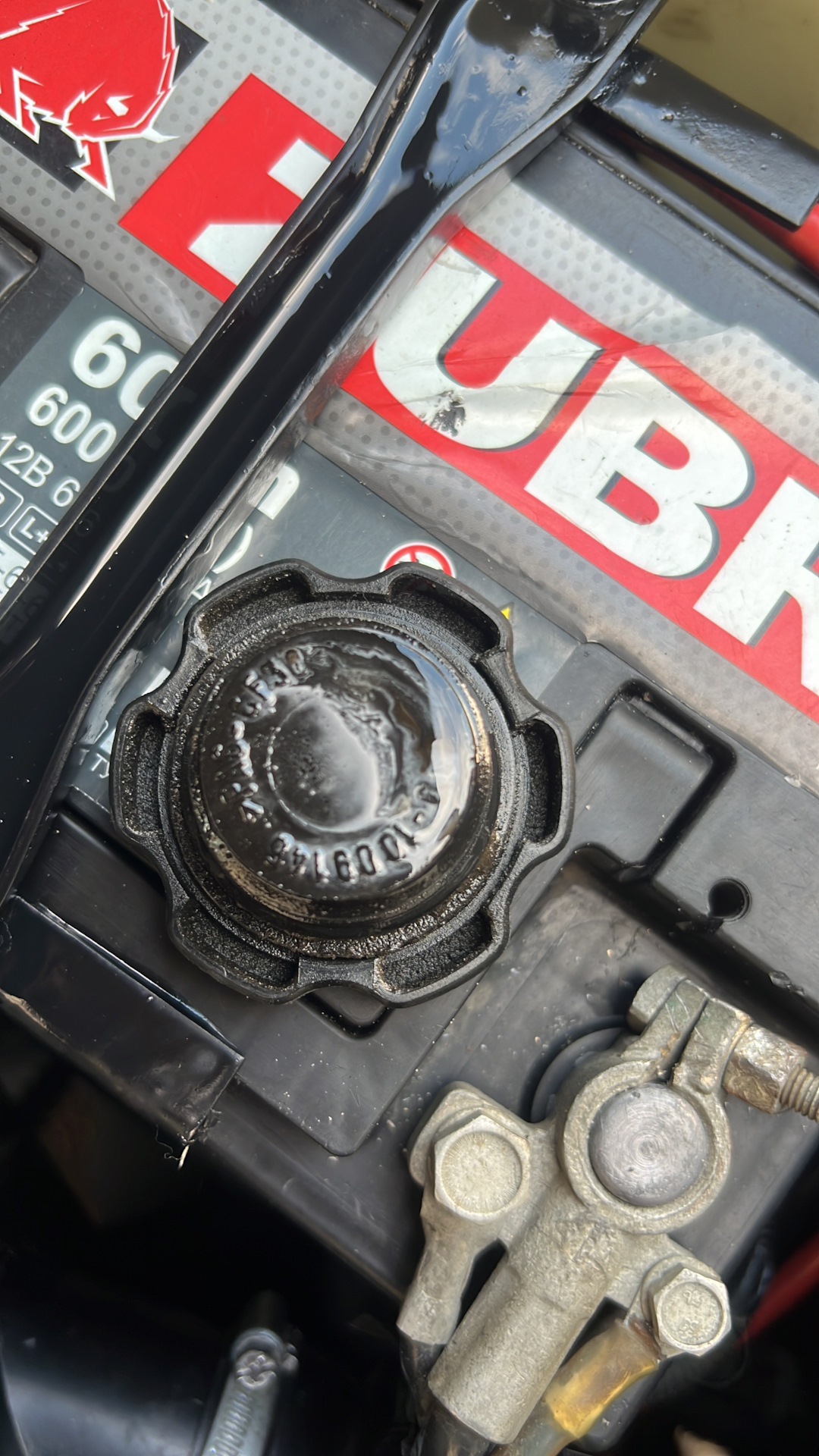 Странный налёт на крышке залива масла двигателя — Lada Приора хэтчбек ...