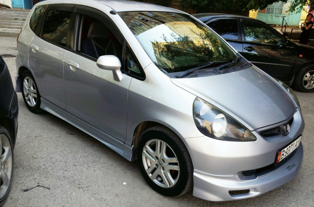 Honda Fit 2005. Honda Fit 2005 руль справа. Honda Fit на больших на 17 дисках серебристая машина Хонда фит 9 год 2000. Fit 2005 kg.