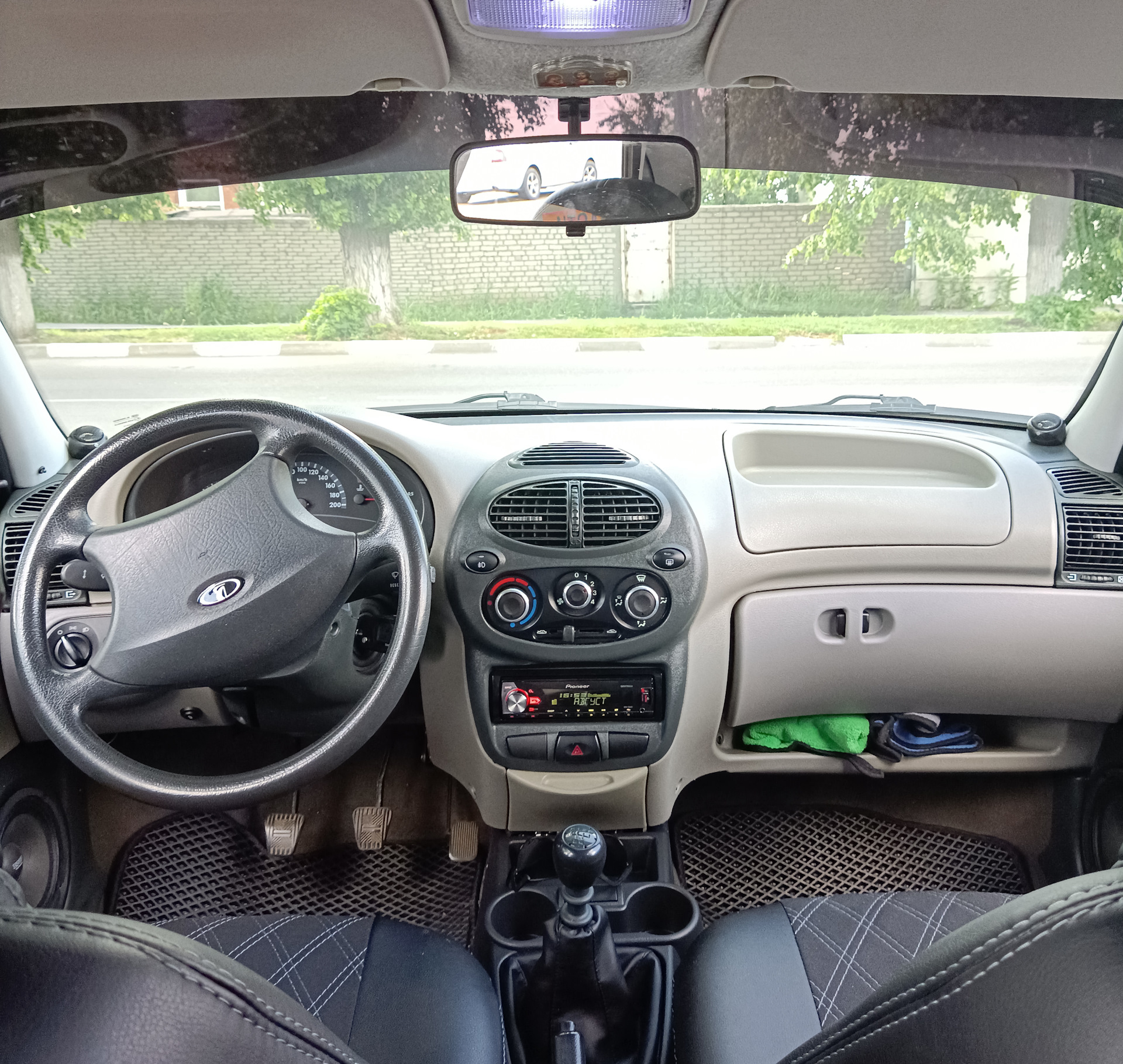 Обшивка дверей — Lada Калина седан, 1,6 л, 2007 года | стайлинг | DRIVE2