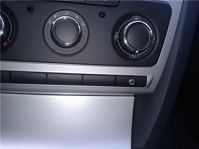 Шкода аукс. Aux Skoda Yeti. Skoda Octavia a5 aux выход.
