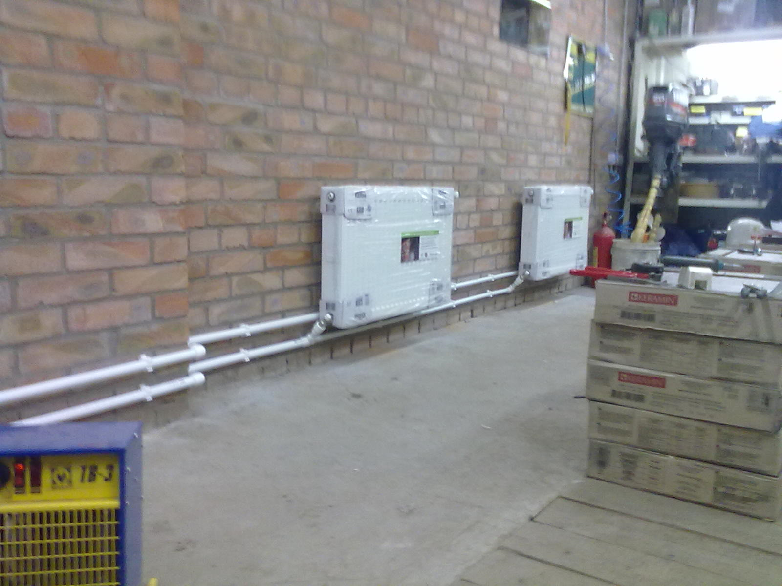 Использование зарядного устройства для поддержания энергии автомобиля в хранилище