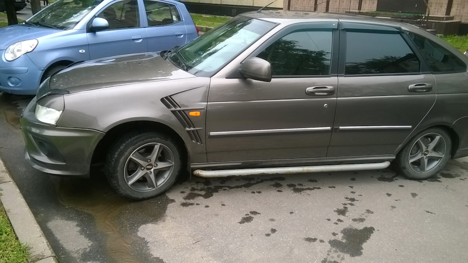 Пластиковые детали кузова. — Lada Приора хэтчбек, 1,8 л, 2010 года ...