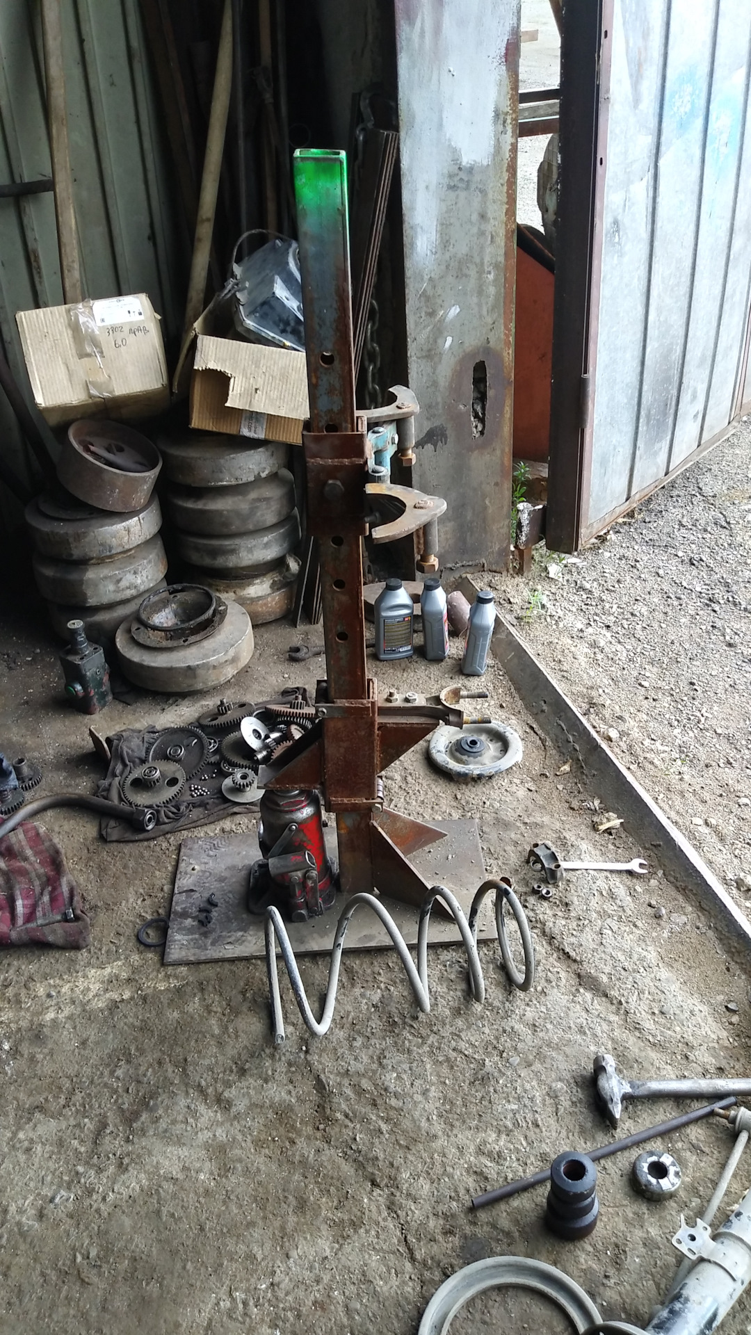 Стяжка пружин стоек из домкрата — Toyota RAV4 (II), 2 л, 2003 года ...