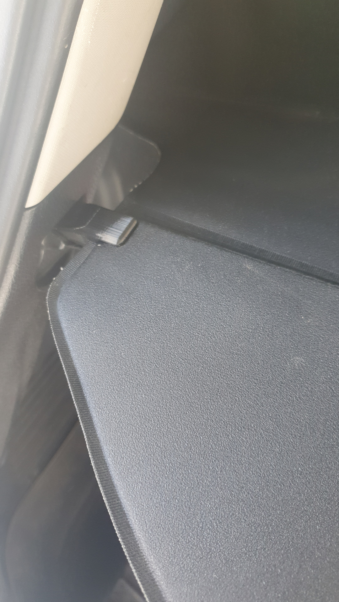 Сломал фиксатор шторки багажника — Toyota RAV4 (IV), 2 л, 2018 года ...