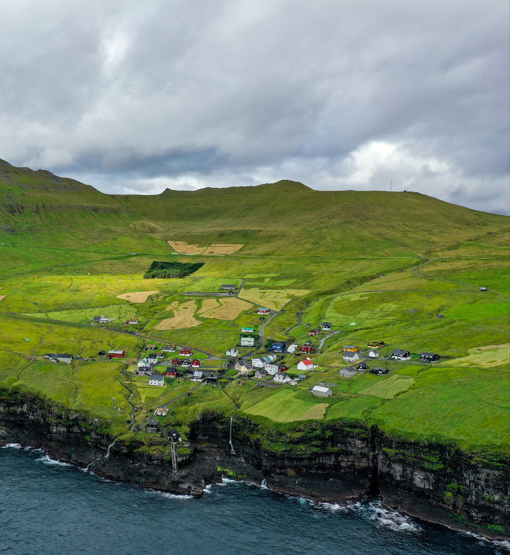 Кому принадлежат фарерские острова. Исландия Фарерские острова. Серагур Фарерские острова. Фарерские острова озеро Сорвагсватн. Фарерские острова Королевская ферма.