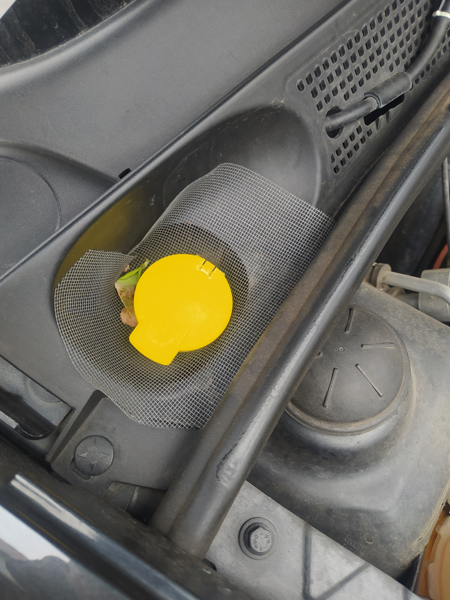 резинка на горловину бачка омывателя — Renault Duster (2G), 1,5 л, 2019 ...