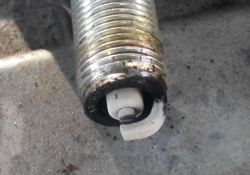 Белый нагар на свечах зажигания ваз 2107 инжектор. Налет на свечах что значит. Цвет электрода свечи зажигания. Налет на свечах что значит. Белый пупырчатый налет на свечах зажигания.