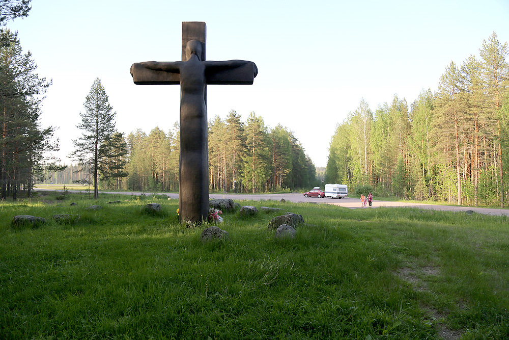 Город питкяранта. Питкяранта Карелия. Крест скорби Карелия. Город Питкяранта в Карелии. Мемориал крест скорби в Карелии.