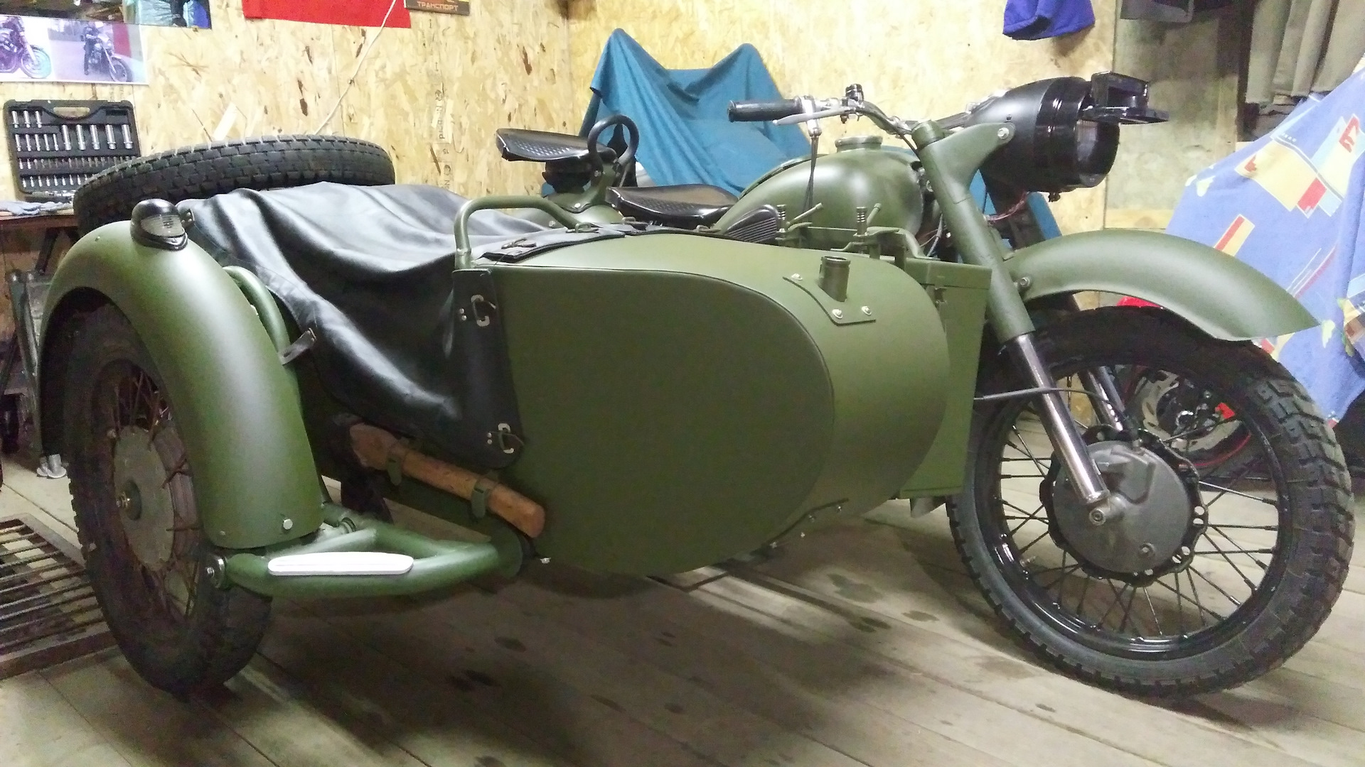 Мотоцикл Урал зеленый с коляской