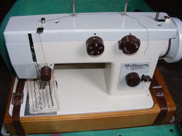 Купить ремни для чайки. Чайка 134м швейная машинка. Швейная машинка Чайка 132м. Машинка швейная Чайка 142 м электрическая. Чайка 143 швейная машинка.