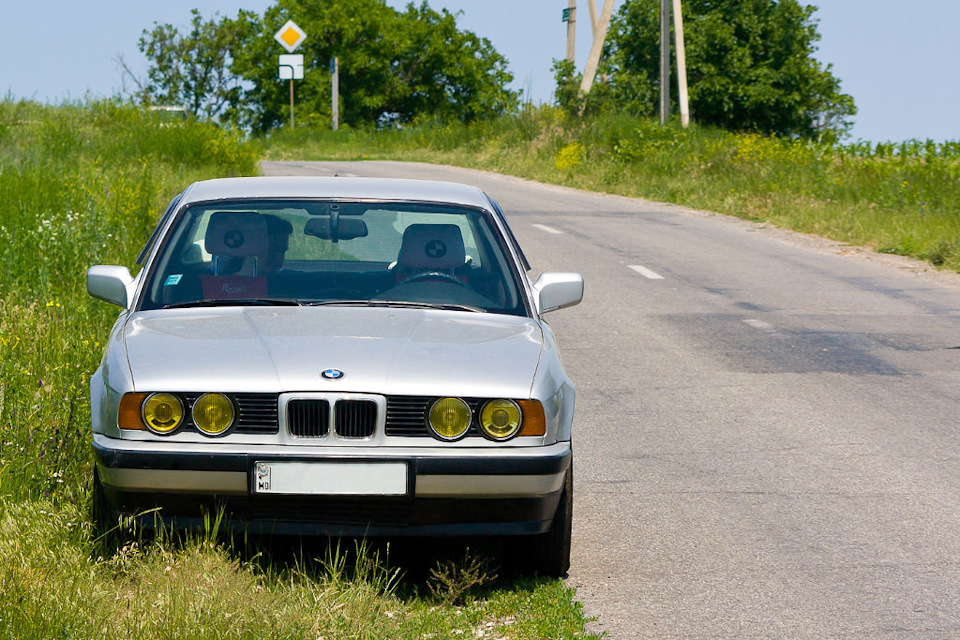 Купить е34 в россии. BMW e34 желтые фары. БМВ е34 полный привод. БМВ 34 С желтыми фарами. БМВ е34 белая.