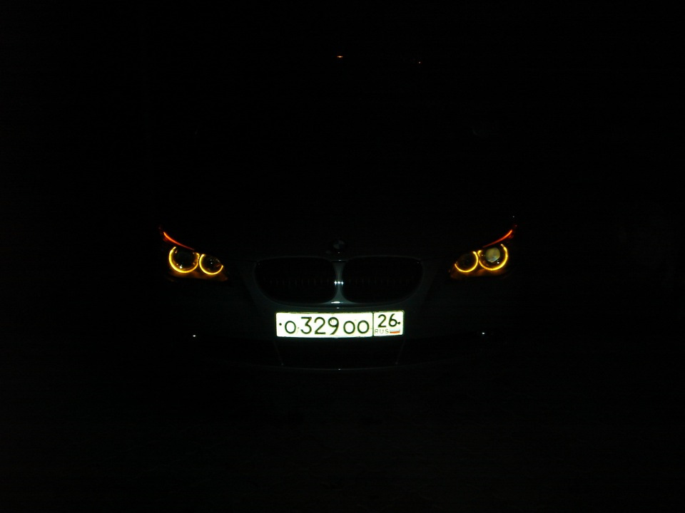 Бмв е60 глазки. BMW 5 e60 ангельские глазки в темноте. BMW 5 e60 глазки. BMW m5 e60 ангельские глазки. BMW m5 e60 в темноте.