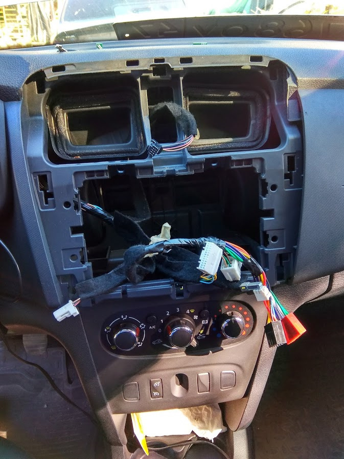 Как снять магнитолу сандеро степвей 2 Штатная Магнитола от Renault DUSTER в Renault SANDERO + Подиум под г/н - Renault