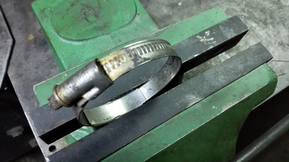 Подтекает верхний патрубок радиатора.( — Volvo S80 (1G), 2,4 л, 2003 ...