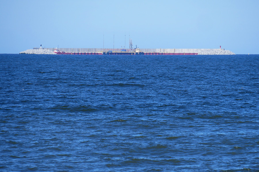 Море видало. Газовый морской терминал в Калининграде. Терминал СПГ Зеленоградск. Платформа в Балтийском море Зеленоградск. Платформа в море напротив Зеленоградска.