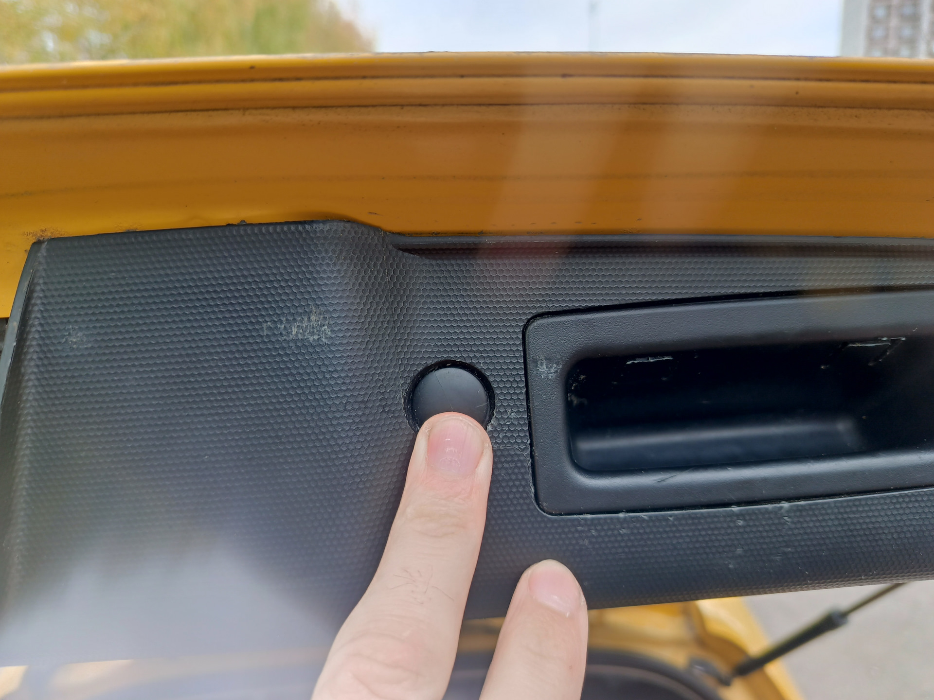 Замена ламп подсветки номера — Honda Fit (1G), 1,3 л, 2003 года ...