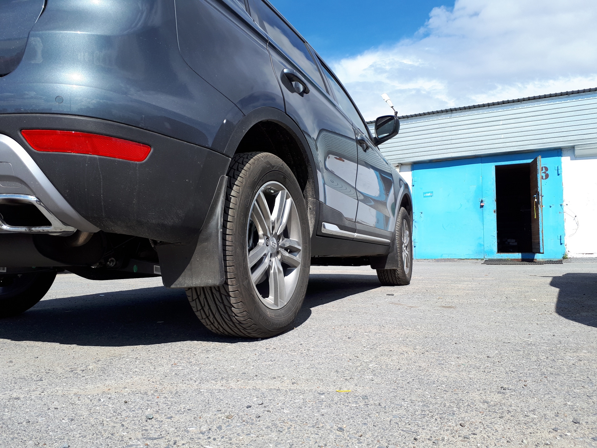 Спойлер geely atlas pro. Брызговик передний geely atlas. Передние брызговики джили атлас. Брызговики джили монжаро. Пороги джили монжаро.