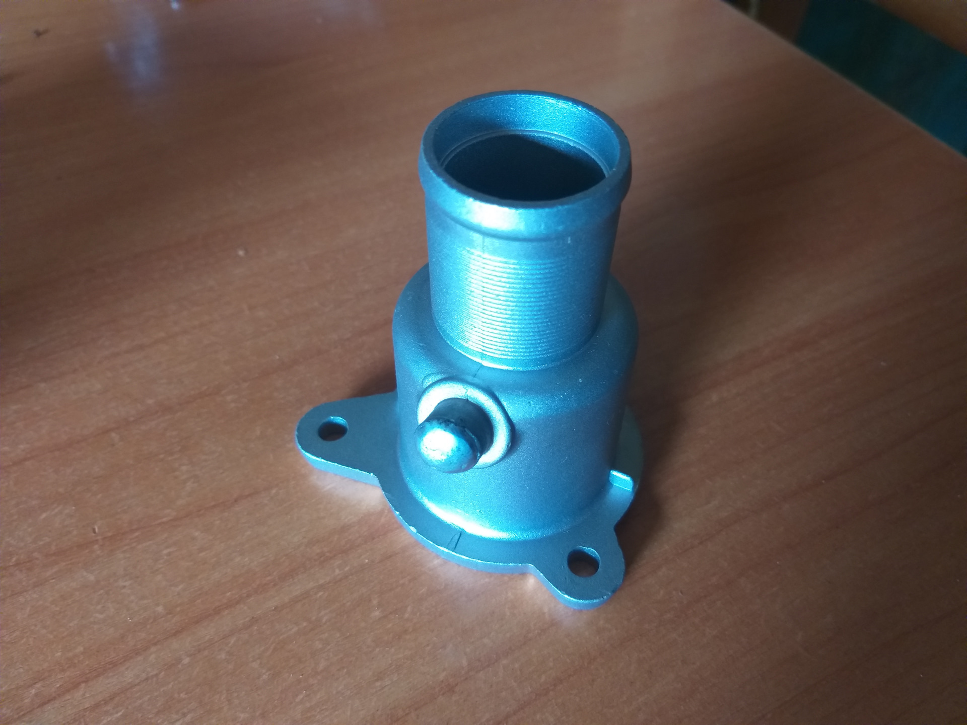 Фланец термостата renault megane 2. Корпус термостата логан 2. Renault 8200578089 крышка корпуса термостата. Корпус термостата рено меган 2 1. Фланец термостата рено.