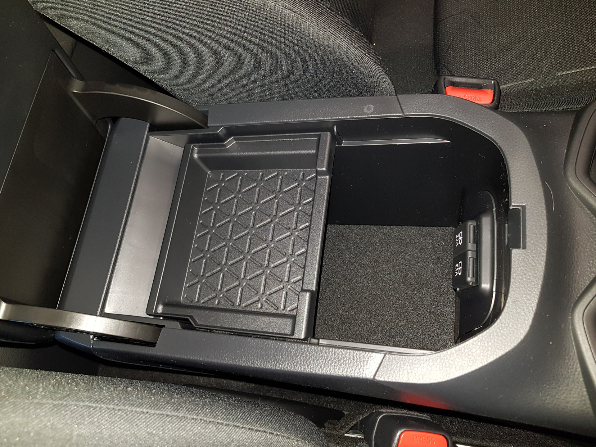 Toyota rav4 крышка подлокотника. подлокотник рав 4 4 поколения. подлокотник тойота рав 4. органайзер в подлокотник для toyota rav4 2020. тойота рав 4 4 поколения подлокотник.