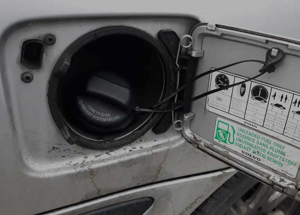 Бак тигго. Volvo s40 горловина бензобака. Крышка бензобака Volvo s80 II. Поводок бензобака Вольво s40. Крышка горловины бензобака Вольво 940.