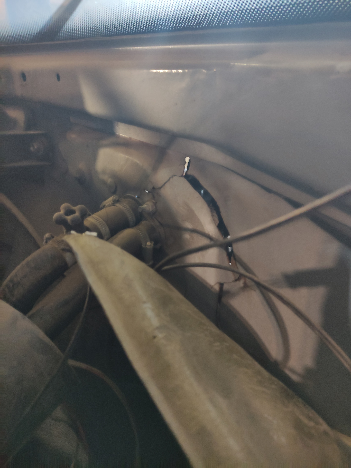 Нужна помощь Трещины в моторном отсеке что делать — ГАЗ Газель, 2,9 л ...