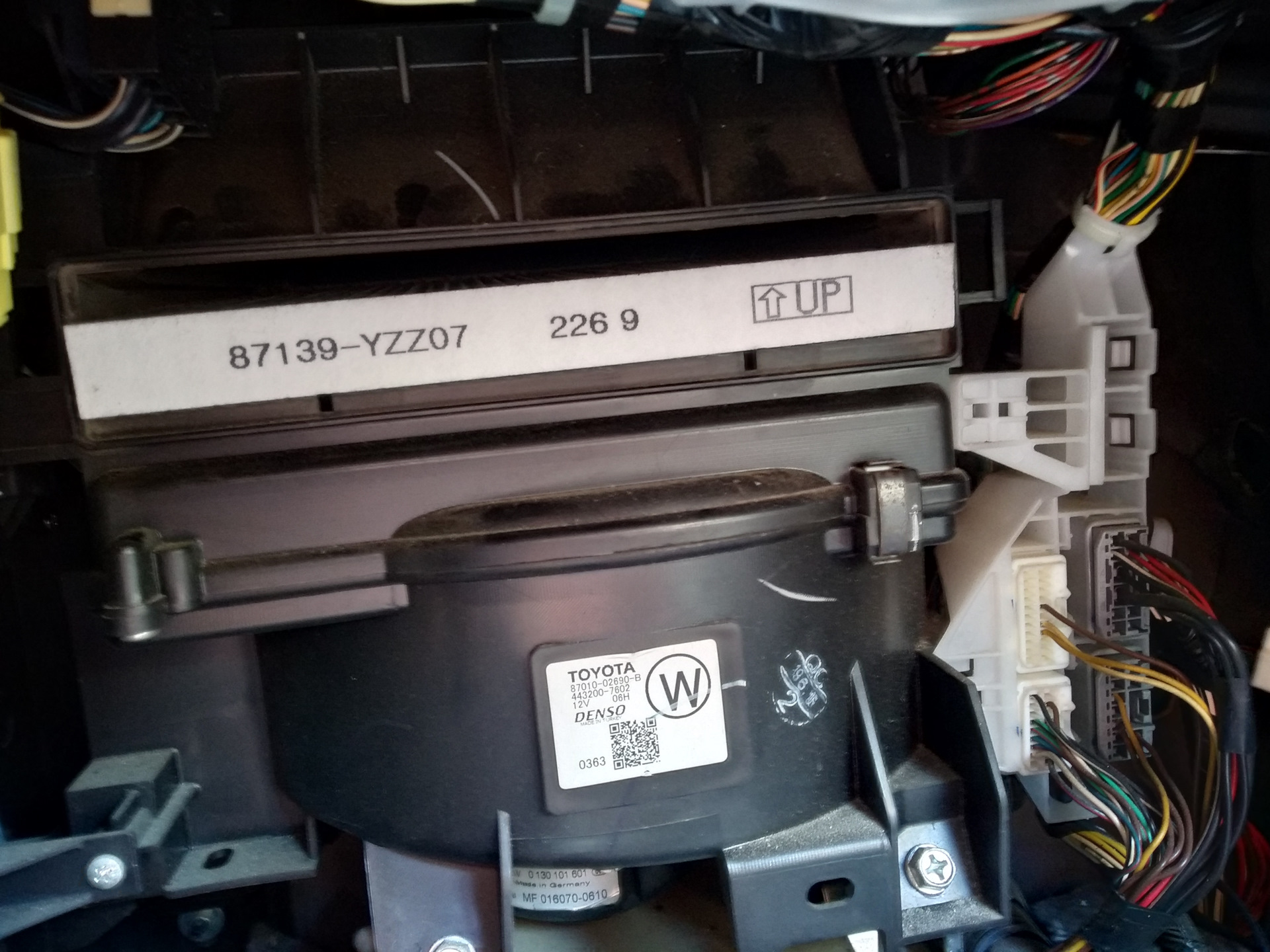 Замена салонного фильтра Toyota Corolla E120