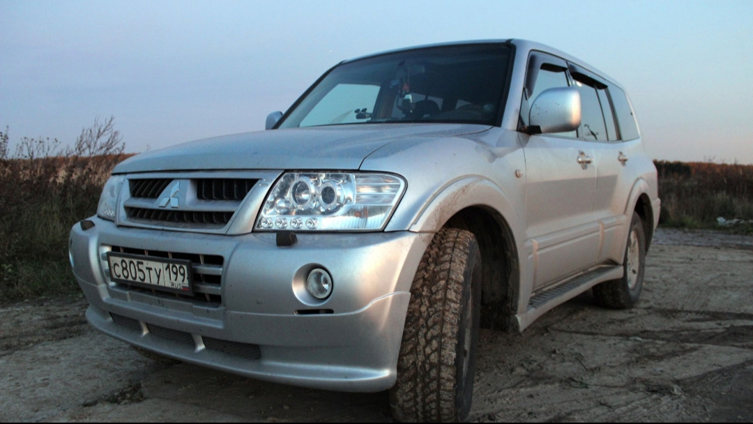 Бампер передний pajero. Накладка переднего бампера Mitsubishi Pajero 3. Передний бампер Митсубиси Паджеро 3. Mitsubishi Pajero 3 накладка на бампер. Накладка переднего бампера Митсубиси Паджеро 3.