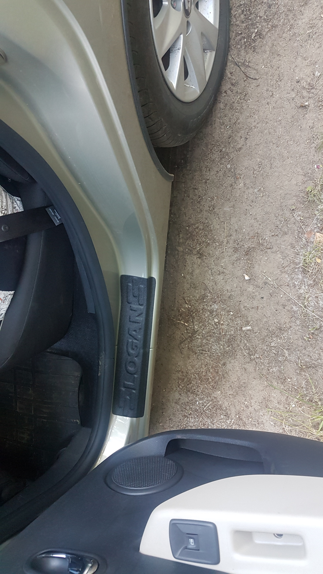 Накладки на пороги задних дверей и внутренний порог багажника — Renault ...