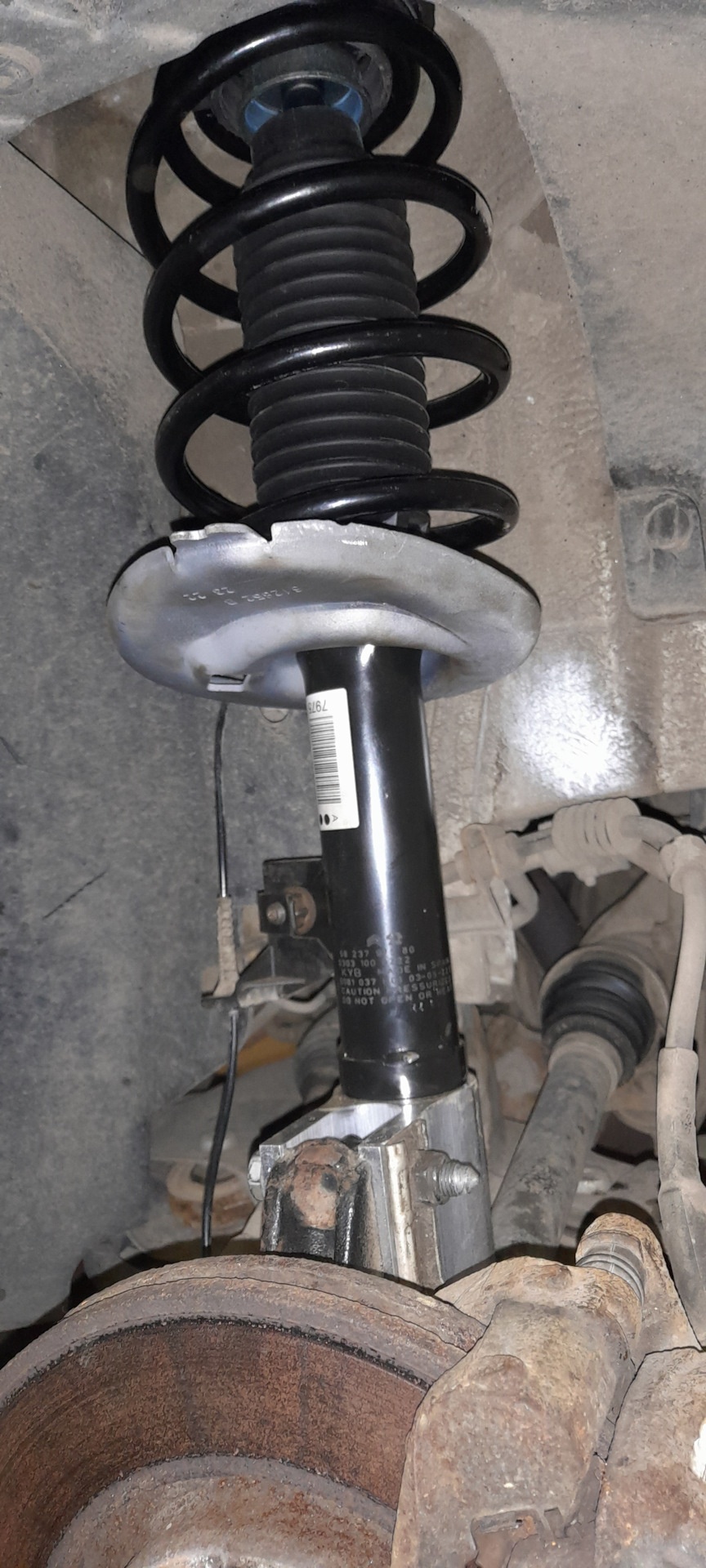 Стойки амортизатора — Peugeot 308 (1G), 1,6 л, 2011 года | запчасти ...