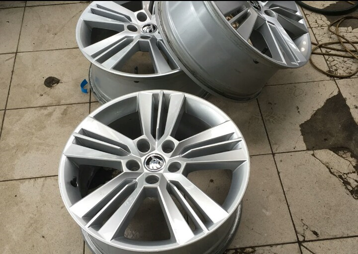 Литые диски на машине. Двд диски с фильмами. Где принимают диски. Коллекция двд дисков с фильмами. Диск плейстейшен 2 русская версия.