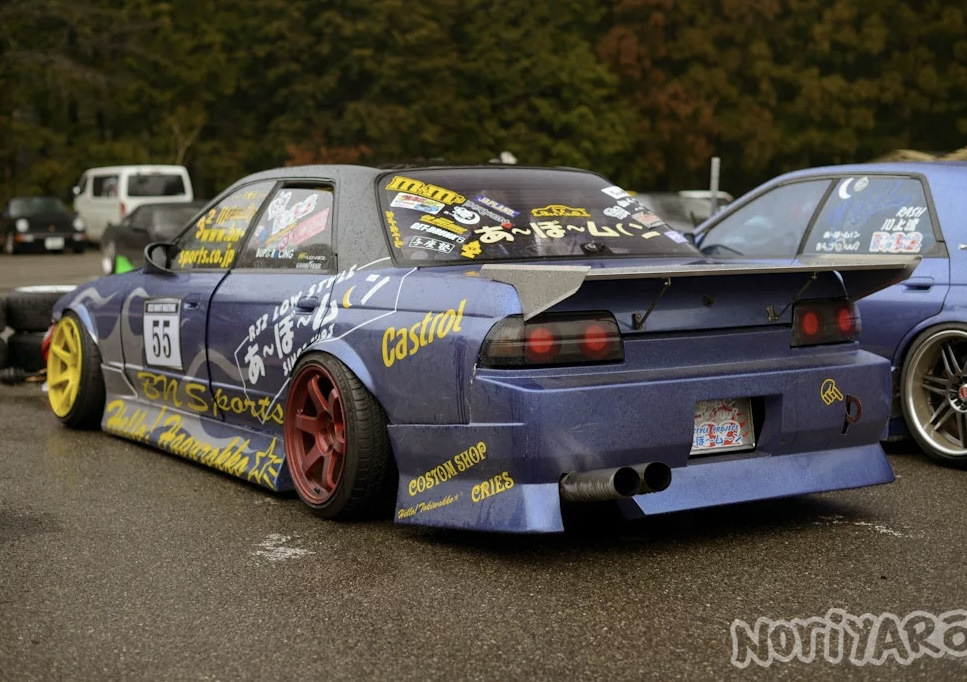 Стритуха. Nissan Skyline r32 abomoon. Nissan Skyline r32 a bo Moon. Nissan Skyline r32 мисл. Nissan r32 Drift livery.