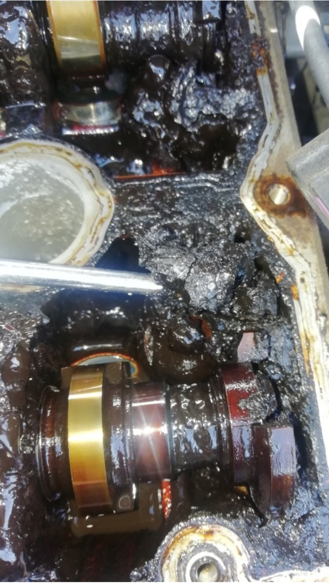 Выгорает масло в двигателе. Выгорает масло в двигателе. Двигатель на мазуте. Шлам в двигателе. Масляные отложения в двигателе.