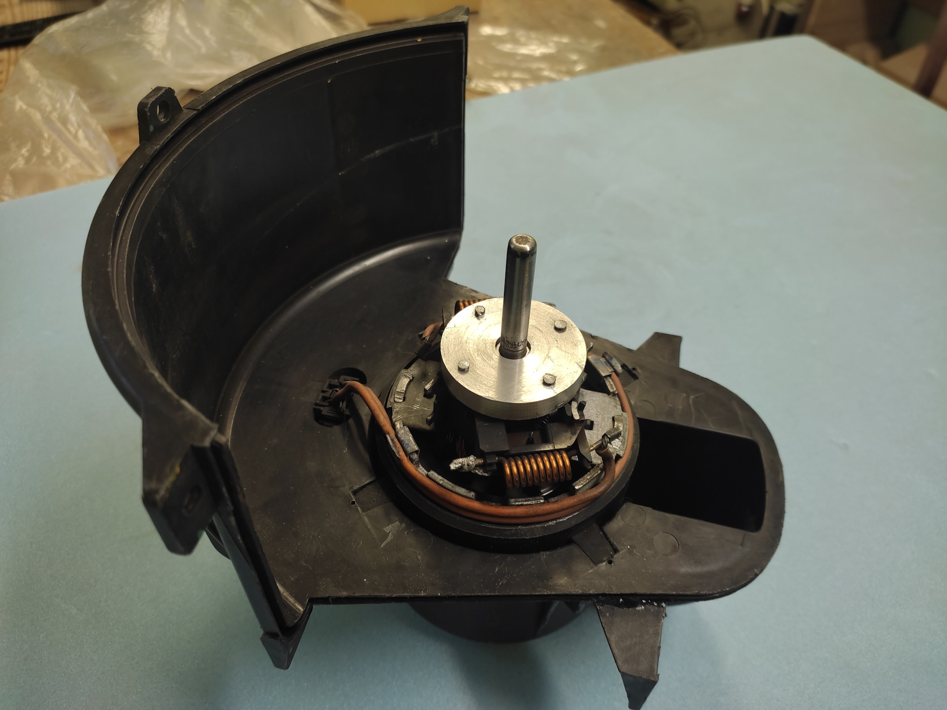 Профилактика мотора печки (устранение скрипов и замена щеток без снятие ...