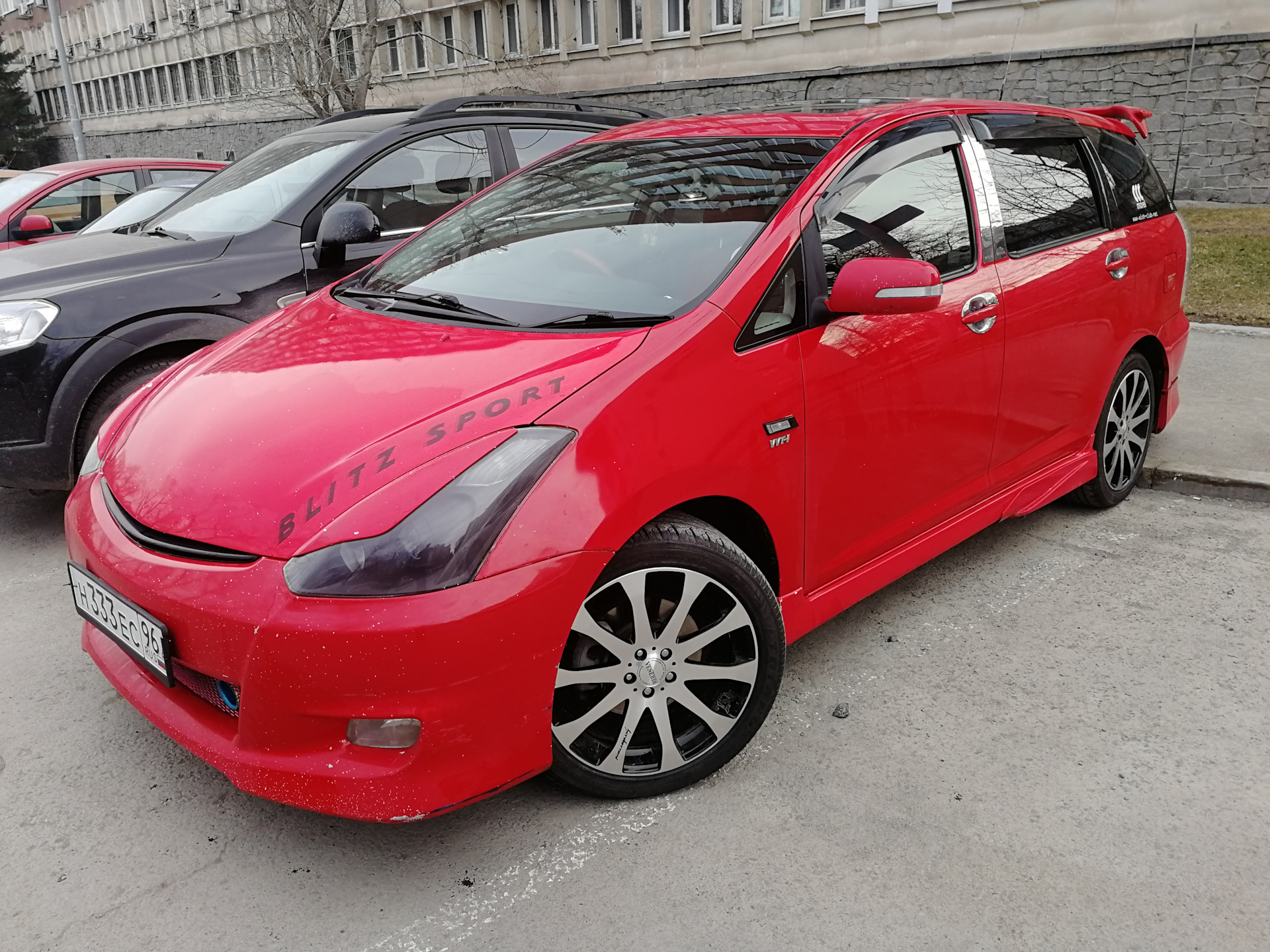 Тойота Виш 11 года. Toyota Wish 2005. Toyota Wish красный. Диски на Тойота Виш 20.