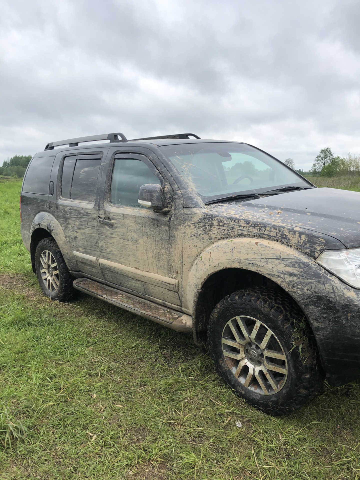 Nissan pathfinder 3. Nissan pathfinder 3 off road. Ниссан патфайндер хаки. Nissan pathfinder 3 рестайлинг дорожный просвет. Дымит ниссан патфайндер.