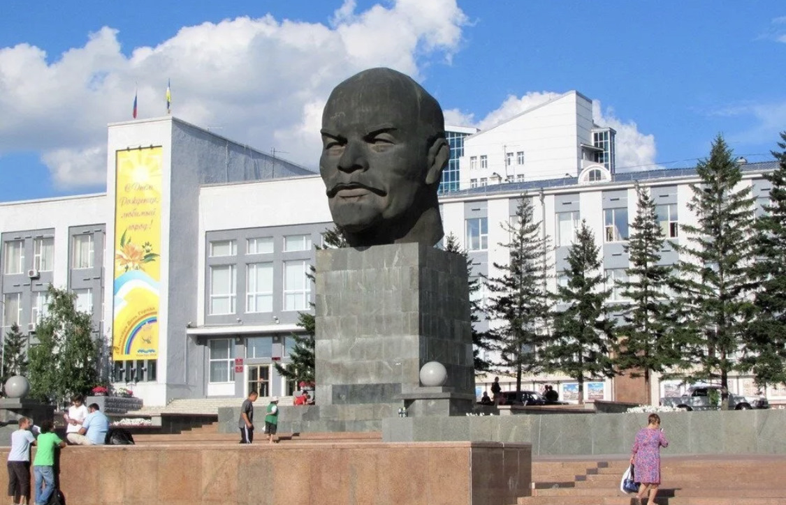 Ли улан удэ. Памятник Ленину (Улан-Удэ). Голова Ленина в Улан-Удэ. Монумент в Улан-Удэ голова Ленина. Статуя головы Ленина в Улан Удэ.