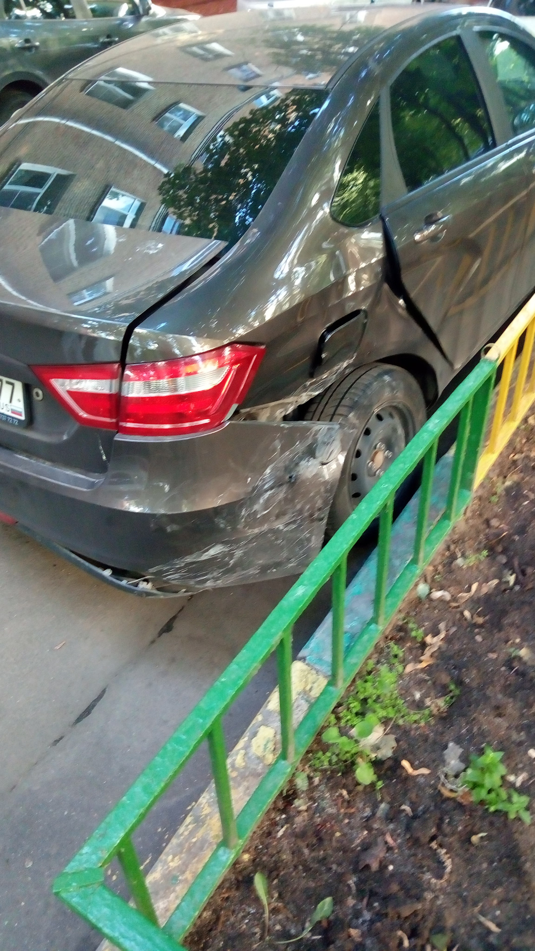 Подбили, или как Веста оказалась крепка на задок. — Lada Vesta, 1,8 л, 2017  года | ДТП | DRIVE2