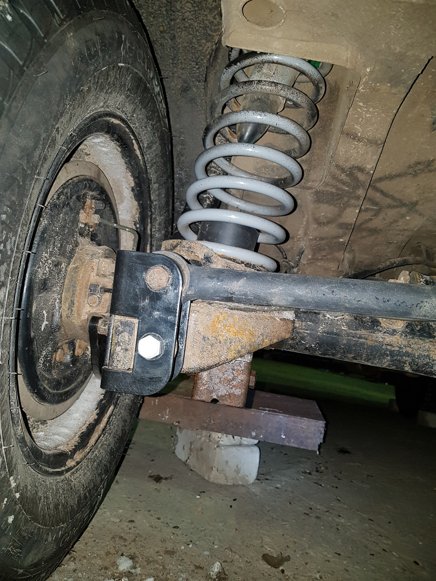 Лифт передней подвески нива 21213. Лифт передней подвески нива 2121. Классика передняя подвеска ваз 2107. Ваз 2107 сток подвеска. Лифт нивы 2121.