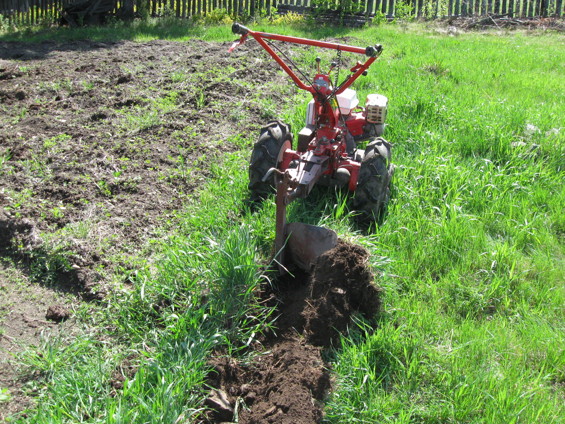вспашка целины. вспашка целины трактором. мтз 320 пахота. перепахать участок трактором. пахота целины.