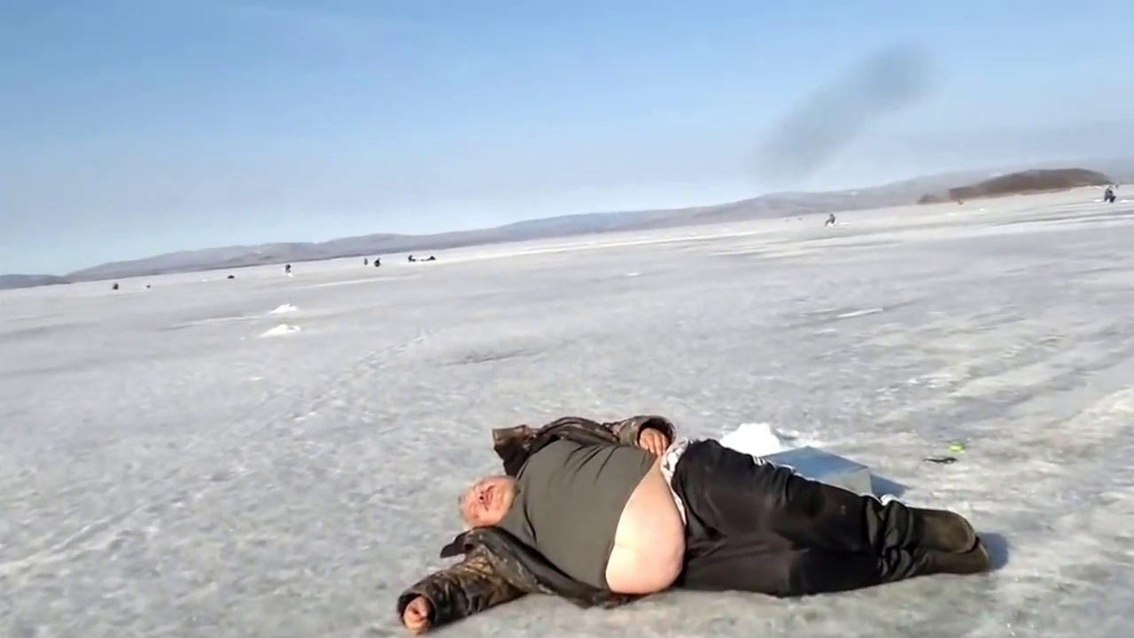 Пьяный Рыбак на льду Мем